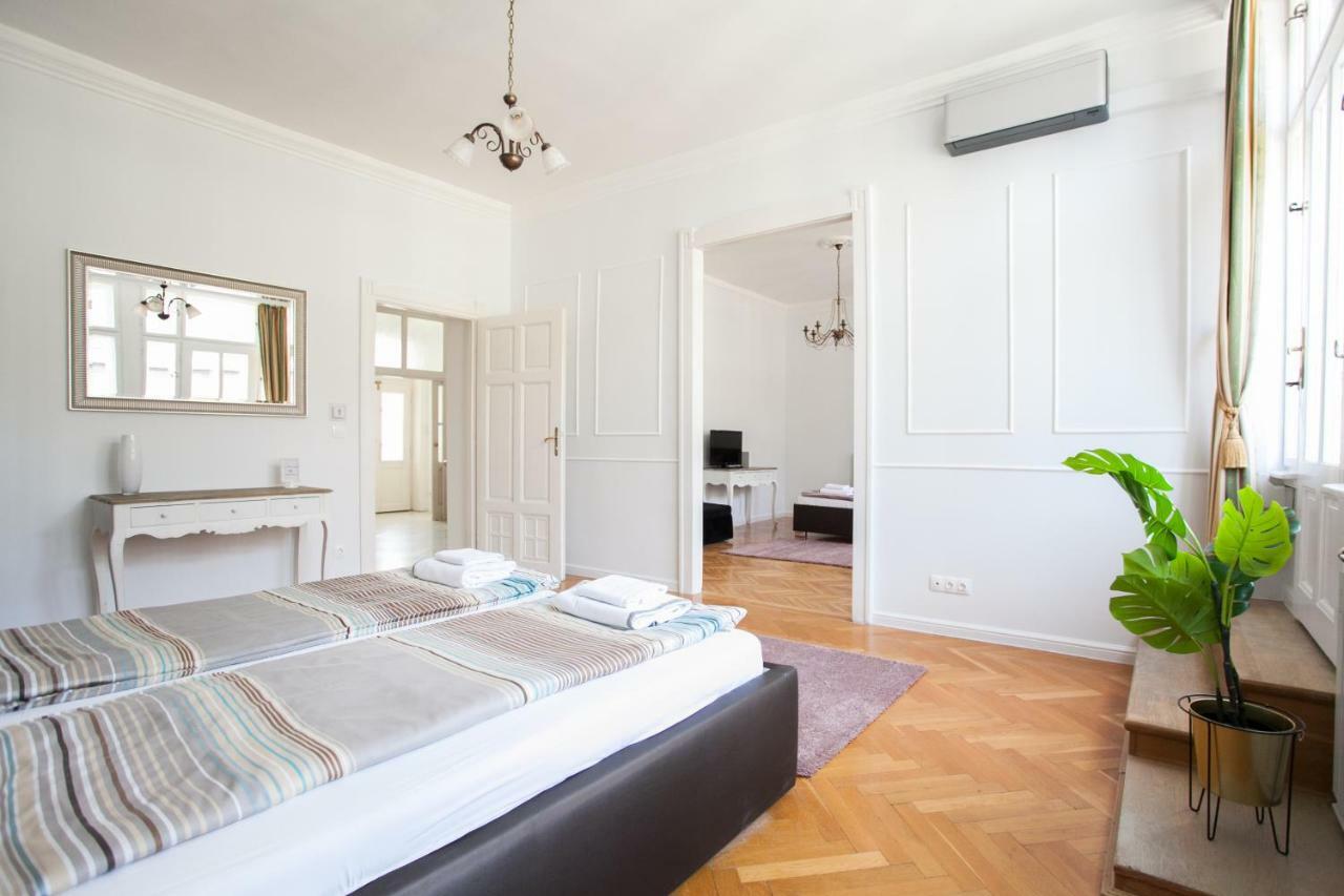 Chic & Charm Apartment Boedapest Buitenkant foto