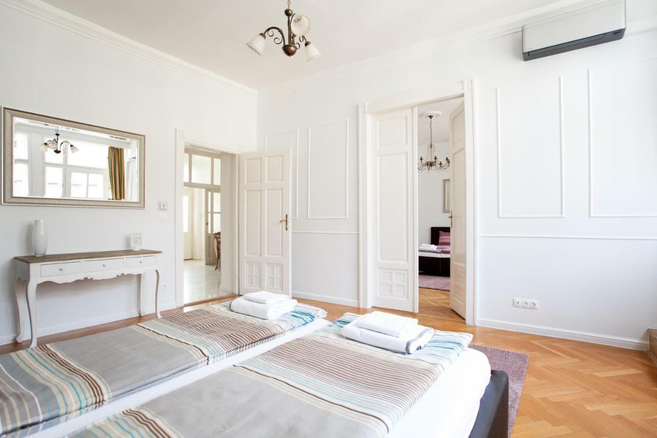 Chic & Charm Apartment Boedapest Buitenkant foto