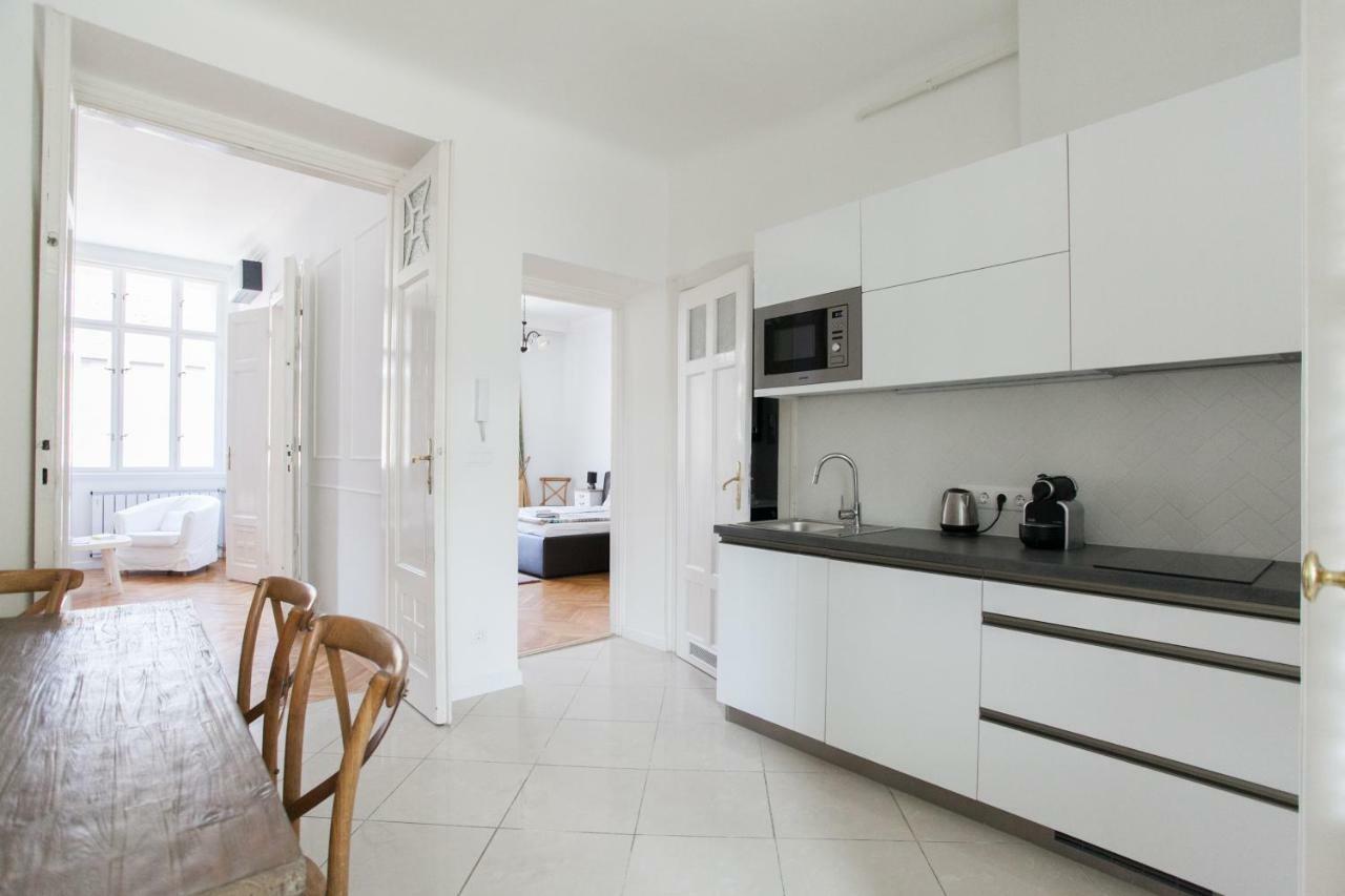 Chic & Charm Apartment Boedapest Buitenkant foto